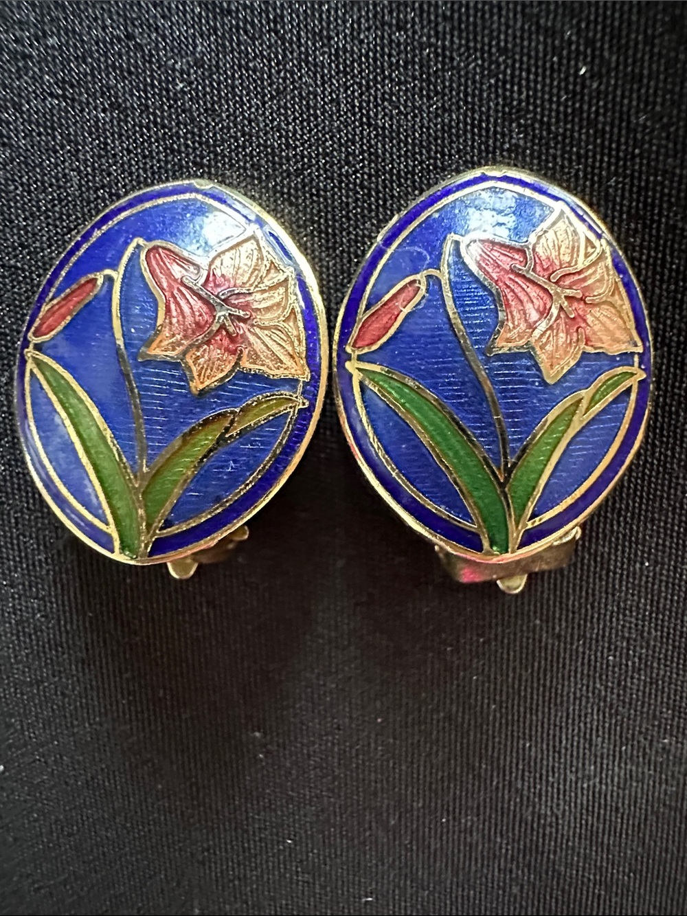 Vintage Cloisonné EUC clip on earrings. Peachy pink lily flower on blue enamel